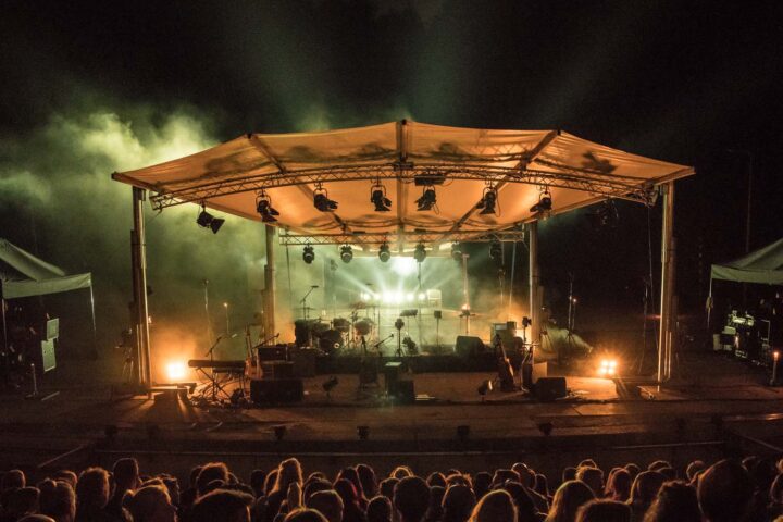 Foto van het Bostheater podium, waar een concert gaande is