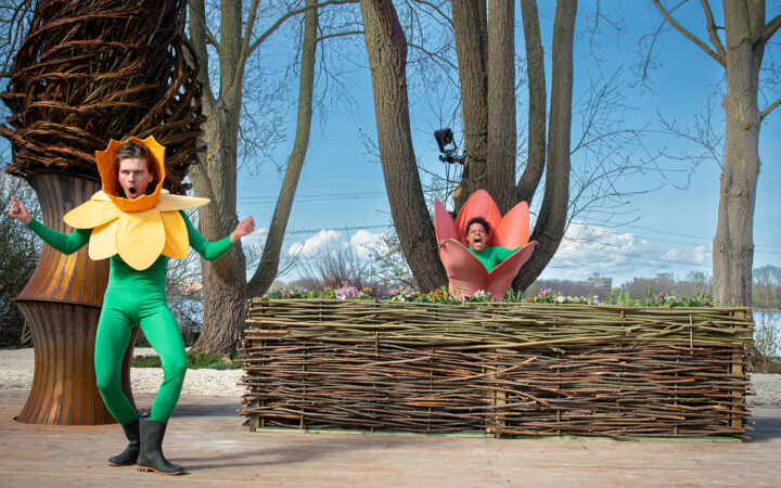 scenefoto van de kindervoorstelling red de wereld: twee acteurs in een bloemenpak