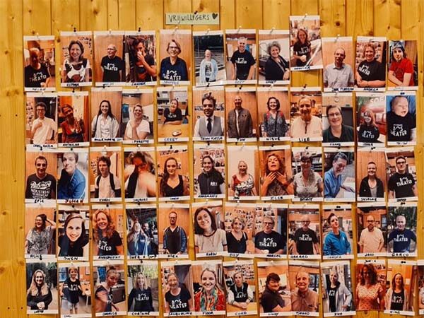 Foto van een muur met foto's van Bostheatervrijwilligers