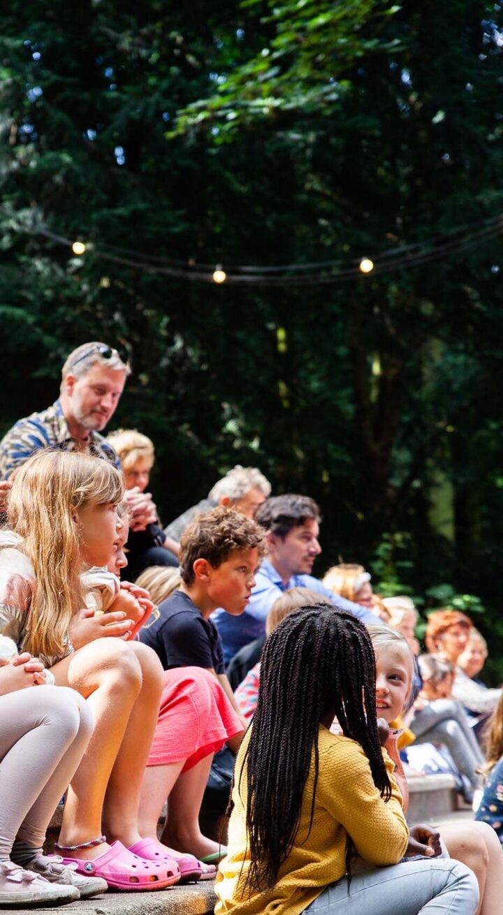 Foto van kinderen die kijken naar een kindervoorstelling in het Bostheater