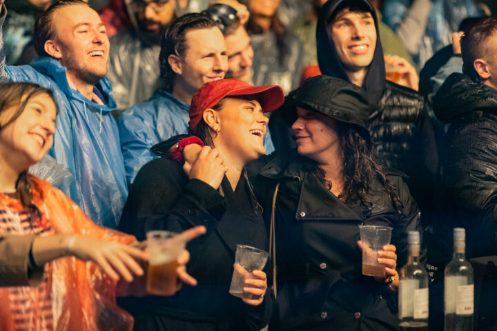 Foto van twee bezoekers die samen genieten