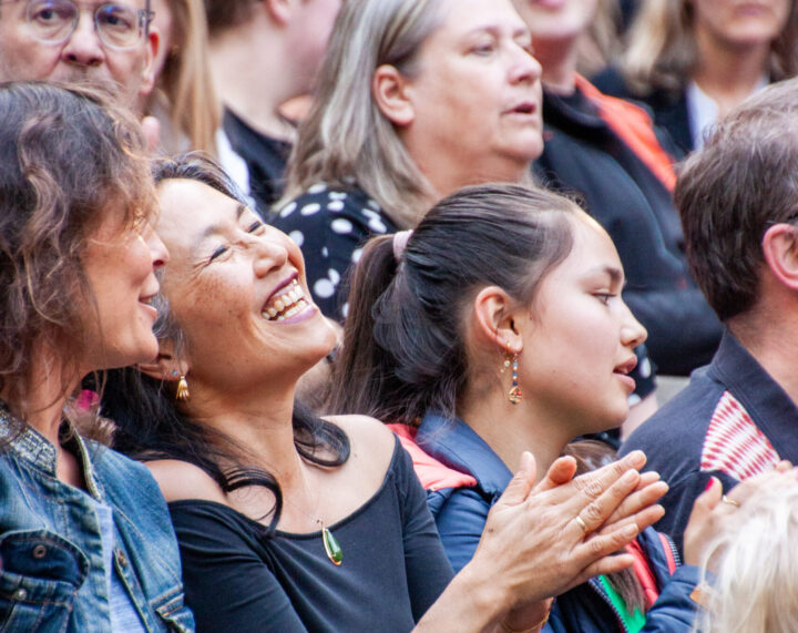 Lachende mensen op de bostheater tribune