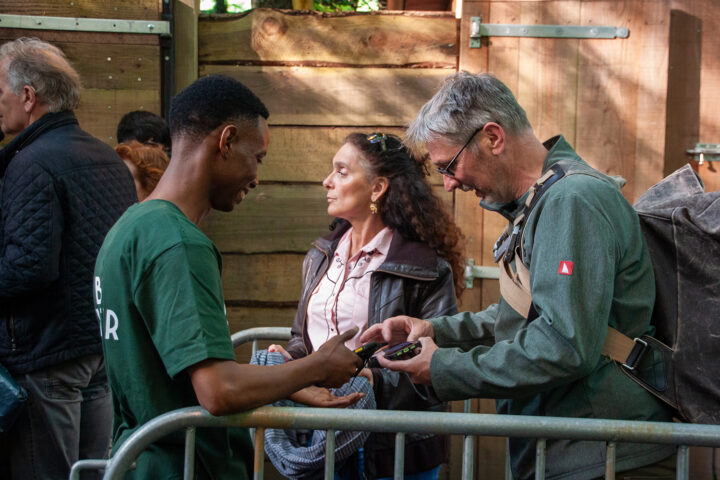 Foto van tickets die worden gescand bij het bostheater