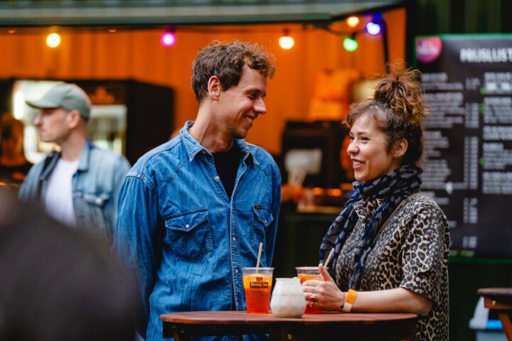 Foto van leuk gesprek met een drankje