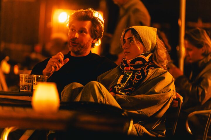 Gezellige mensen in de avond op het terras van het Amsterdamse Bostheater