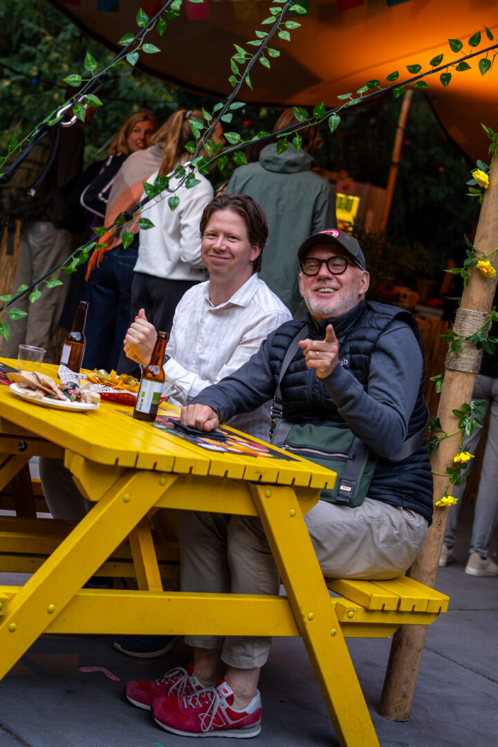 Foto van mensen die lekker eten en het gezellig hebben