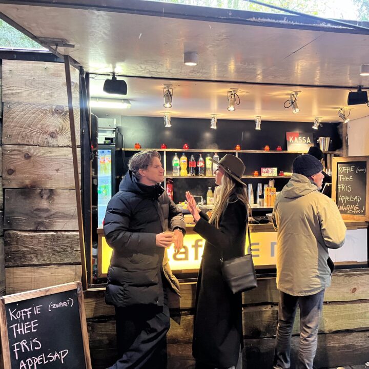 mensen die een warme chocomel drinken aan de bar op het terras van het Bostheater